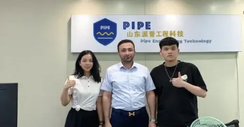 UAE customer discussing a highway guardrail project with the China Guardrail team